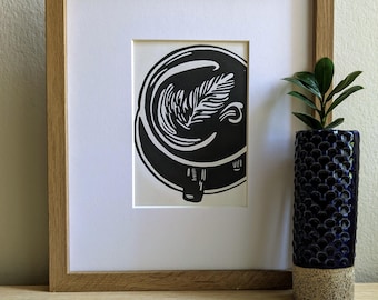 Impresión linográfica original Latte II, hecha a mano, de 5x7, tinta negra sobre cartulina color crema, sin marco.