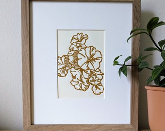 Impresión linográfica original de Petunias, hecha a mano, de 5x7, sin marco, tinta ocre amarilla sobre cartulina color crema, sin marco.