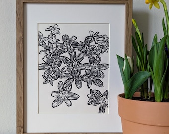 Impresión linográfica original de Daylilies, hecha a mano, de 8 x 10 pulgadas, tinta negra sobre cartulina color crema, sin marco.