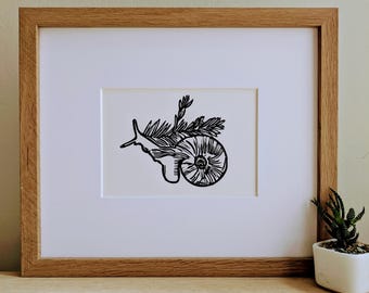 Impresión linográfica original de caracol, hecha a mano, de 5x7, tinta negra sobre cartulina color crema, sin marco.