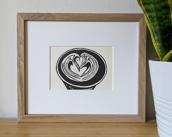 Impresión linográfica original de Latte, hecha a mano, de 5x7, tinta negra sobre cartulina color crema, sin marco.