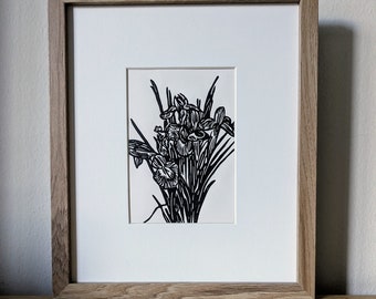 Impresión linográfica original de Iris, hecha a mano, de 5x7, tinta negra sobre cartulina color crema, sin marco.
