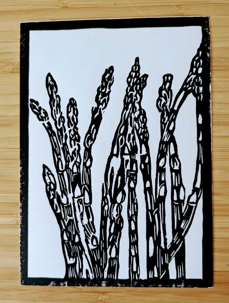 Asparagus original handmade 5x7 unframed linocut, black ink on cream cardstock. Asparagus art, vegetable art, kitchen art, gallery wall art. Bild 2