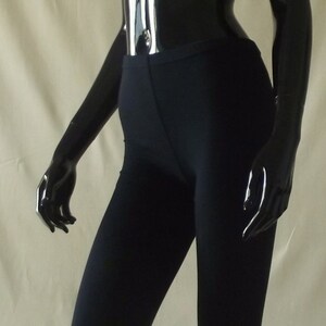 Op de afbeelding: Zwarte 3/4 leggings op een mannequin. Maat 8.