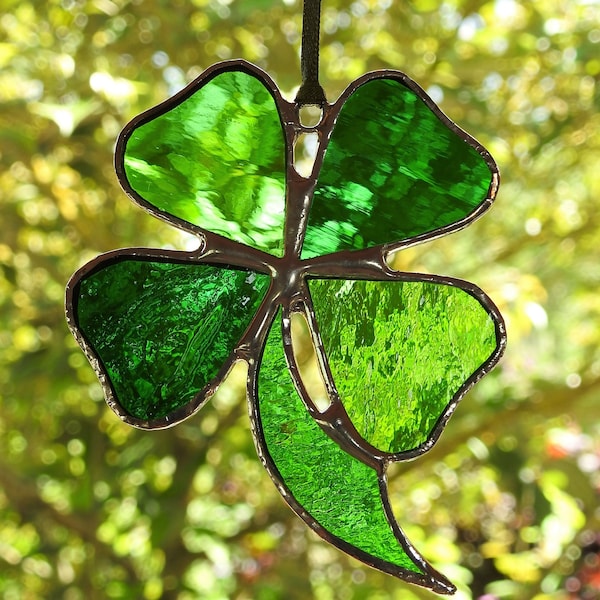 Vitrail trèfle à quatre feuilles, trèfle, attrape-soleil. oeuvre d'art pour fenêtre suspendue, verre vert mélangé, Saint-Valentin Saint-Patrick, irlandais, porte-bonheur, talisman