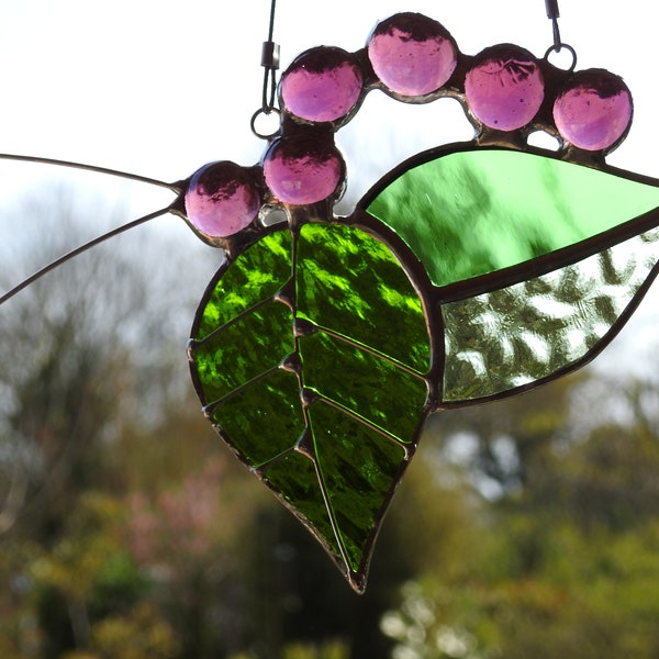 Gebrandschilderd glas 'Caterpillar on Leaves' Sun Catcher.Hanging Window Art, Suncatcher, Pink Nuggets, Insect, Glass Art, Creepy Crawly, Teacher Gift