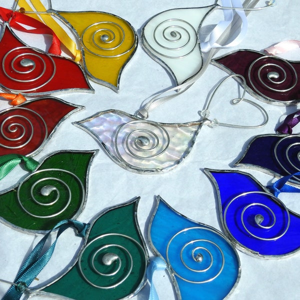 Vitrail oiseau suspendu avec queue en coeur, attrape-soleil, aile en spirale, couleurs mélangées, oeuvre d'art pour fenêtre, décoration de maison, cadeau d'anniversaire, 4 x 2 po.