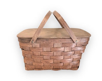 Cesta de picnic vintage de Basketville, de roble y fresno con tejido dividido y asa de madera curvada.
