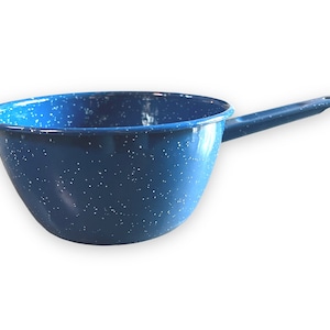 Peut inclure: Un bol mélangeur en émail bleu avec un motif moucheté blanc et une seule poignée.