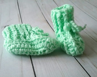 Green Baby Booties, Gender Neutral Baby Booties, Baby Shower Gift for Baby Boy, Baby Girl Gift from Aunt, Best Friend Shower Gift