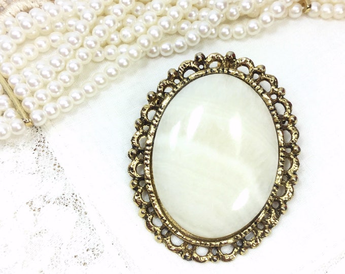 Beautiful Vintage White Stone Oval Brooch, White Stone Pin, White Stone Pendant, Cameo Jewelry, Victorian Jewelry, Victorian Accessory #B127