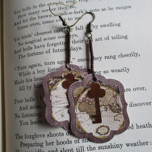 : Vergängliche Fairytale Schlüssel Papier Statement Ohrringe. Sterben Sie geschnitten alte Karte und Kupferschlüssel mit Glasperlen. Steampunk-Abenteuer Geschenk