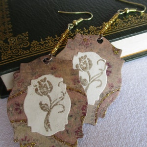 Pendientes efímeros: Pendientes de declaración de papel de cuento de hadas rosa y llave de oro. En relieve, Floral, Medallón ovalado troquelado, perla de semilla. ¡Regalo para ella!