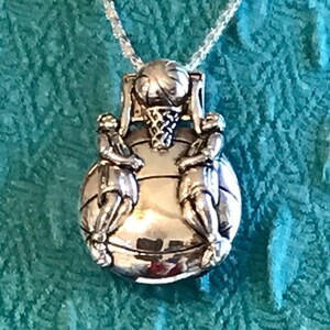 Pin/colgante de baloncesto con cadena de 24 pulgadas. Collar de encanto de baloncesto tono plata. Regalo de entrenador de baloncesto. Regalo de fan del deporte de la graduación para ella