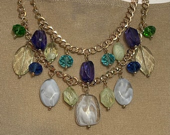 Erica Lyons 2 Strand Statement Charme Collier. Gold Tone avec violet, aqua, vert, jaune pâle et pierres blanches 18 »- 20 » et 2 » Extender