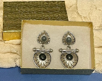 Boucles d’oreilles Premier Designs. Etruscan Drop Dangle Silver Tone Hearts avec des poteaux pour oreilles percées. Accents de pierre naturelle. Coffret cadeau