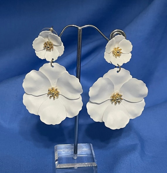 White Flower Drop and Dangle Earrings. Floral Sum… - image 1