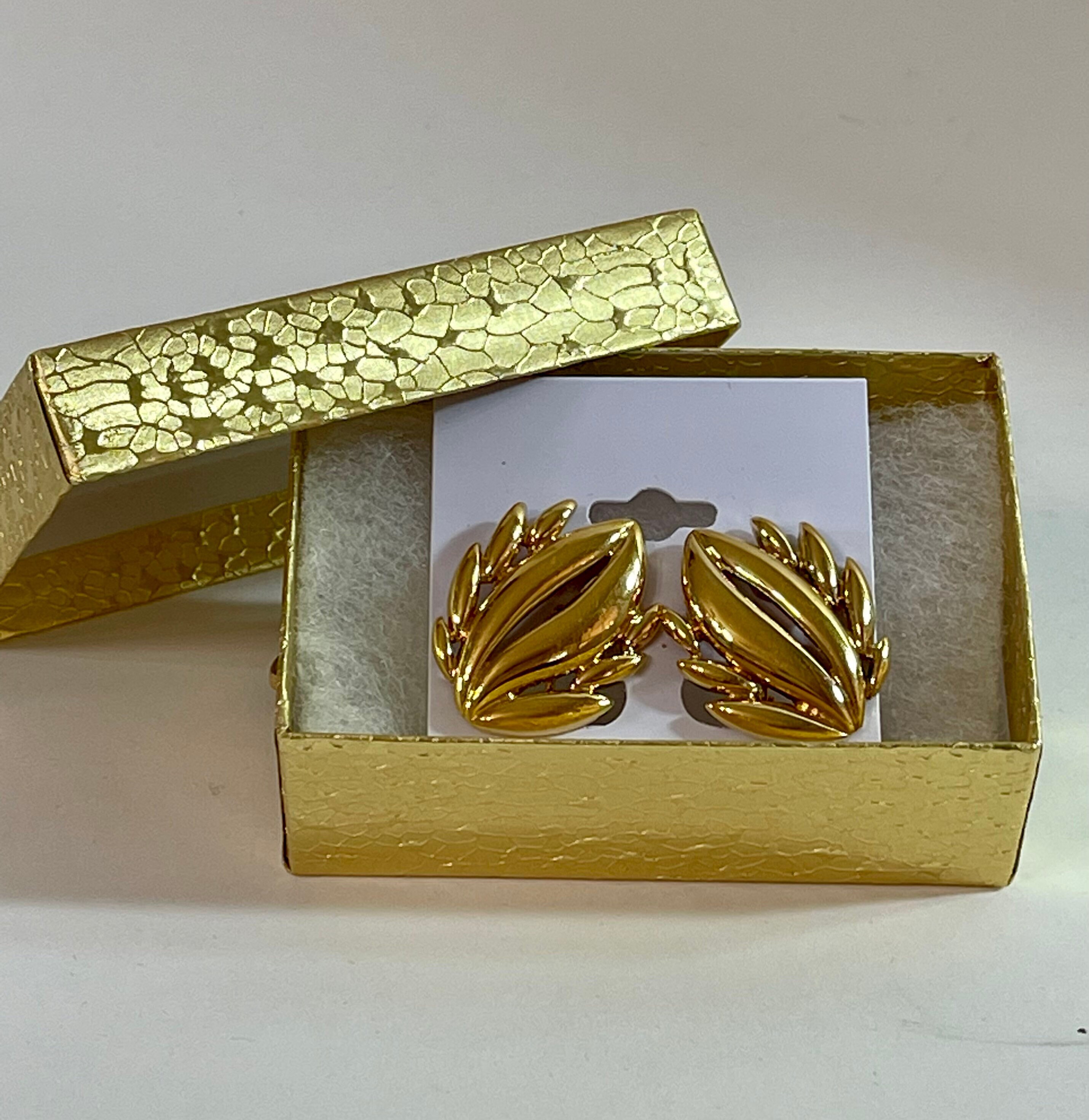 Boucles d'oreilles clip gland vintage dorées signées Monet ; Boucles d' oreilles gland texturées Monet difficiles à trouver, 1970s - France