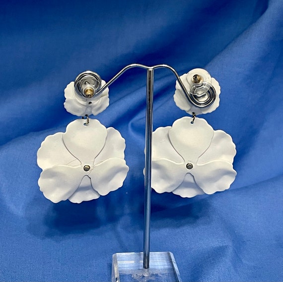 White Flower Drop and Dangle Earrings. Floral Sum… - image 5