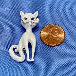 Katze Streunadel. Kleine weiße emaillierte Kätzchen Kitty Feline Vintage Brosche.Geschenk boxed