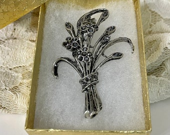 マーカサイトをあしらった、美しいシルバーの花のブローチ。重さ13.85g