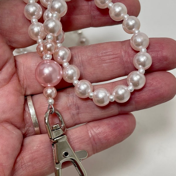 Rosa Perlen Schlüsselband für Namensschild. Bruchsichere Leichte Acryl Faux Perlen auf Durable SOFT FLEX Perlendraht. Geschenkverpackung