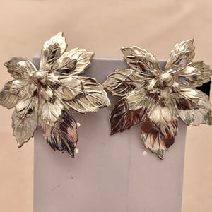 Vintage Sarah Coventry Clip Earrings. Silver Tone Maple Leaf Earrings. "Golden Maple" Collectible Earrings. Christmas Gift for Her. Coworker