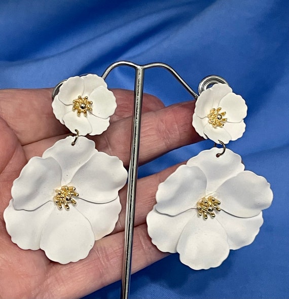 White Flower Drop and Dangle Earrings. Floral Sum… - image 3