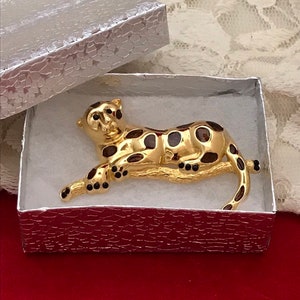 Vintage Leopard Brosche: Premium Designs &quot;&quot;Wild One&quot;&quot; goldfarbene Emaille.&quot;