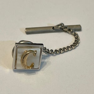Vintage SWANK Inicial "C" Corbata Tachuela Madre de Perla. Joyería personalizada para hombre monograma. Regalo del Día del Padre en caja