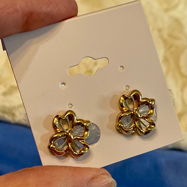 Vintage AVON Dogwood Flower  Clip Earrings. (bloom, blossom )Gold Tone 1981 Book Piece. Gift Boxed