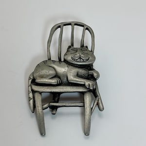 Broche antiguo de JJ Pewter "Gato sentado en una silla" 1986 Artifacts