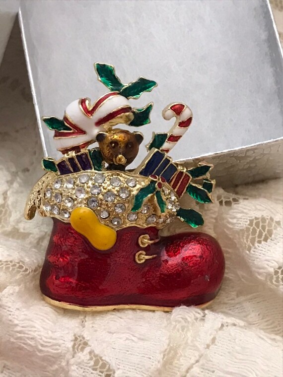 ヴィンテージクリスマスストッキングブローチ：ラインストーンエナメル 