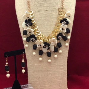 Collar de collar de babero floral. Vintage firmado C. Pista. Conjunto de joyas de la crema del espectador y la declaración de la flor negra. Pendientes a juego.