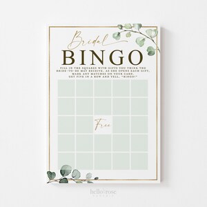 Puede incluir: Una tarjeta de bingo de despedida de soltera imprimible con un dise&ntilde;o verde y dorado. La tarjeta tiene una cuadr&iacute;cula con casillas para rellenar con los regalos que la novia puede recibir. El texto "Bridal Bingo" est&aacute; en la parte superior de la tarjeta.