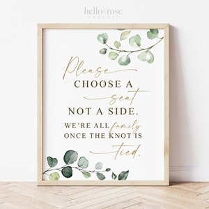 Puede incluir: Un cartel de boda imprimible con un diseño de corona de eucalipto. El cartel dice "Por favor, elige un asiento, no un lado. Todos somos familia una vez que el nudo está atado."