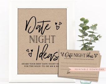 Op de afbeelding: Een printbaar bord met de tekst "Date Night Ideas" in zwarte cursieve letters op een bruine achtergrond. Het bord is wit ingelijst en heeft een kleiner kaartje met dezelfde tekst en een regel om op te schrijven.