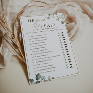 Puede incluir: Una tarjeta de juego de boda imprimible con un dise&ntilde;o floral verde y dorado. La tarjeta tiene el texto "He said She Said Guess Who Said It! Was it the bride or groom? Circle one or both!" seguido de una lista de 15 afirmaciones sobre la relaci&oacute;n de una pareja.