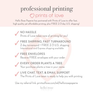 Puede incluir: Un coraz&oacute;n rosa con el texto "prints of love" sobre una lista de beneficios por utilizar los servicios de impresi&oacute;n de Prints of Love. Los beneficios incluyen sin problemas, env&iacute;o gratuito, entrega r&aacute;pida, sobres gratuitos, cada pedido planta un &aacute;rbol y chat en vivo, mensajes de texto y soporte por correo electr&oacute;nico. El texto "Usa mi enlace de recomendaci&oacute;n: printsoflove.com/ref/hellorosepaperie" est&aacute; en la parte inferior de la imagen.