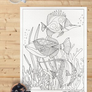 Puede incluir: Un dibujo en blanco y negro de tres peces nadando en un arrecife de coral. Los peces tienen intrincados patrones y dise&ntilde;os en sus cuerpos. El arrecife de coral tambi&eacute;n est&aacute; detallado con intrincados patrones.