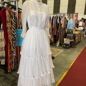 Vestido vintage de red blanca Gunne Sax de los años 70 / Vestido de novia victoriano eduardiano de encaje / Años 70 / Vestido suizo de lunares / Vestido escalonado / Volantes