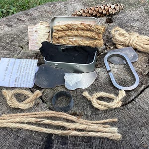 Kit inglés para encender fuego con pedernal y acero, caja de yesca y muchos artículos más.