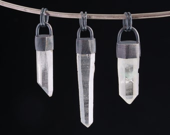 Colgante de punta de cuarzo en plata de ley oxidada: collar de cristal australiano fossicked