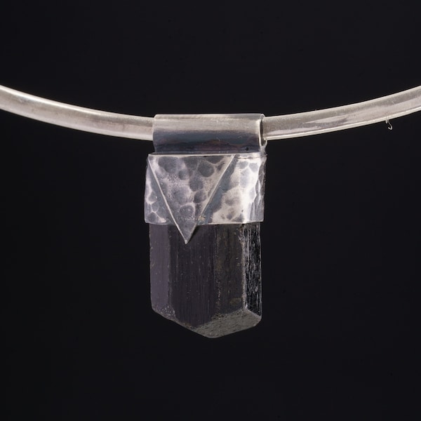 Colgante de turmalina negra del Himalaya: collar de plata de ley texturizada con cristales