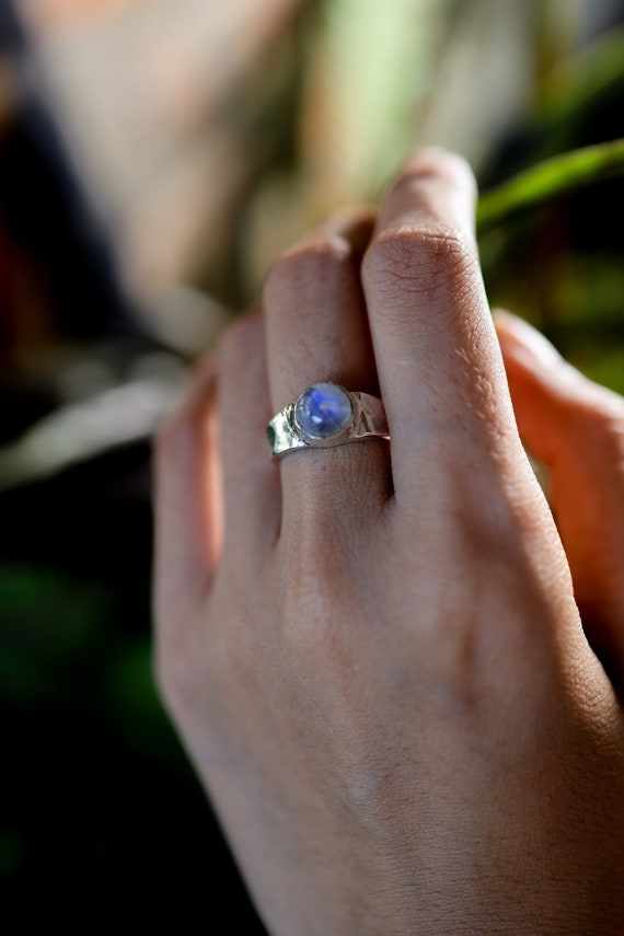 ブルームーンストーンリング：ハンマー加工スターリングシルバーバンド