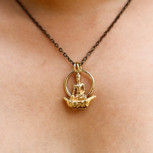 Gegoten hanger met Boeddha zittend op boot talisman, vergulde koperen charme, innerlijke vrede en welvaart, boeddhistische spirituele sieraden