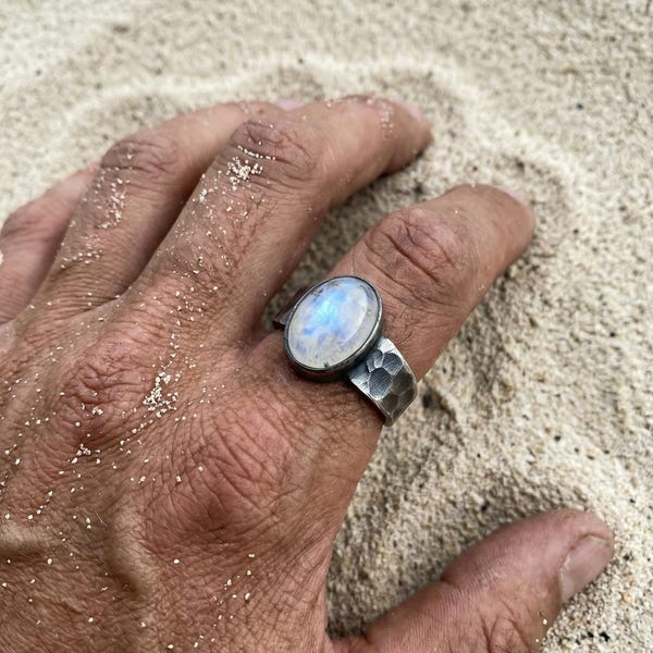 Anillo de piedra lunar azul AAA, plata de ley oxidada y martillada, talla 9