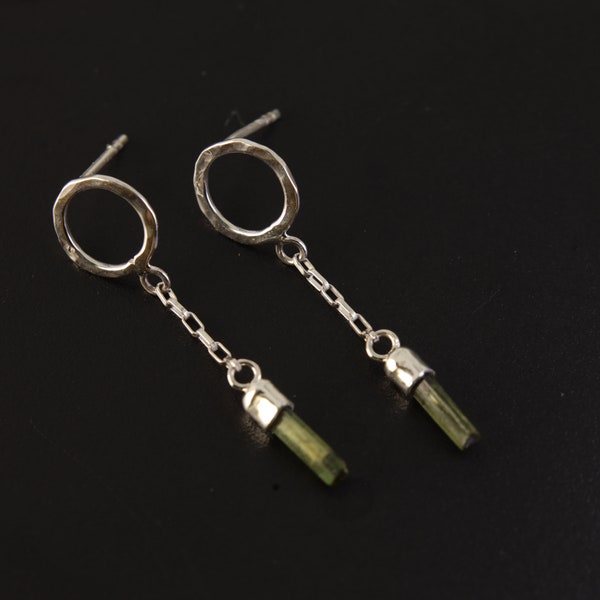 Raw Gem Green Tourmaline Jewel  - 925 Sterling Silver Box Chain Stud Earring - Hammered Textured & Shiny Finish Oval