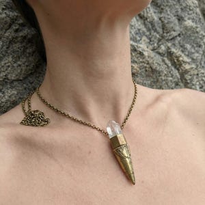 Bergkristal fakkelhanger, natuurlijke messing talisman, ruwe kristallen punt, lichtgeleidingsamulet, helderheid en beschermingssieraden, uniek cadeau