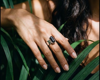 Anillo unisex de turmalina negra en plata de ley martillada